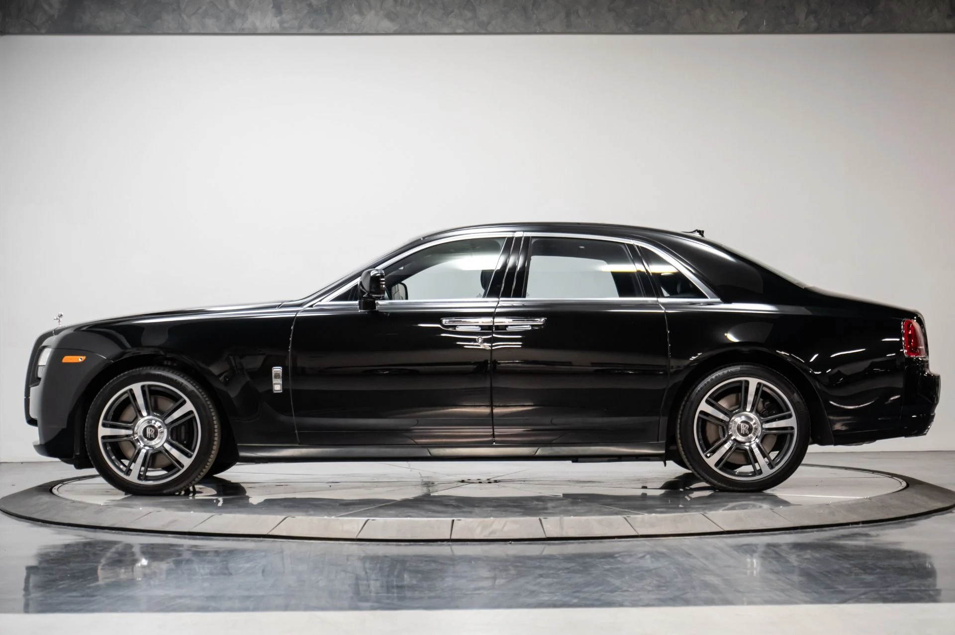 mph017_2702750360_Used_2011_Rolls_Royce_Ghost_1747157271_88dd5a45d6