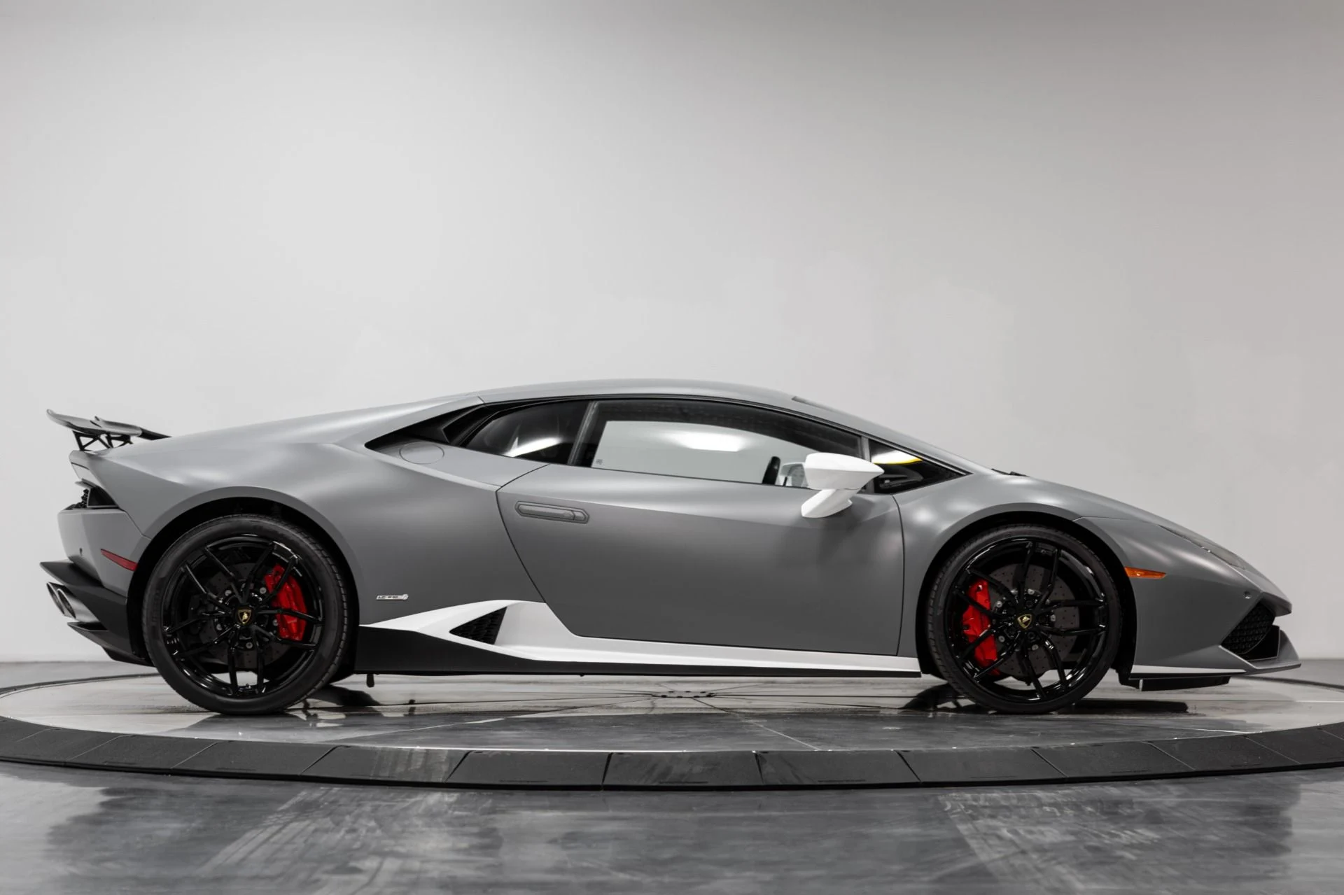 mph017_2711759461_Used_2017_Lamborghini_Huracan_1765410503_15b6736a17