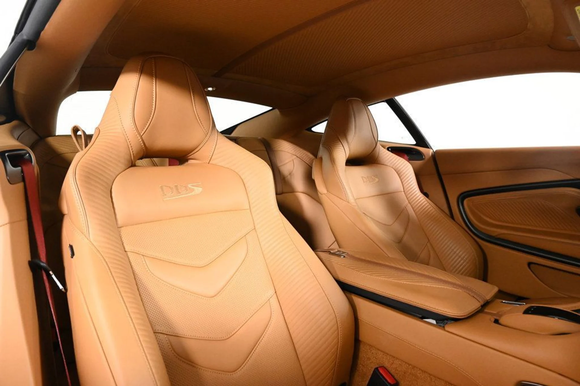 mph017_2740226839_used_2023_aston_martin_dbs_ultimate_11350_22943347_17_1024_fedccb4d21