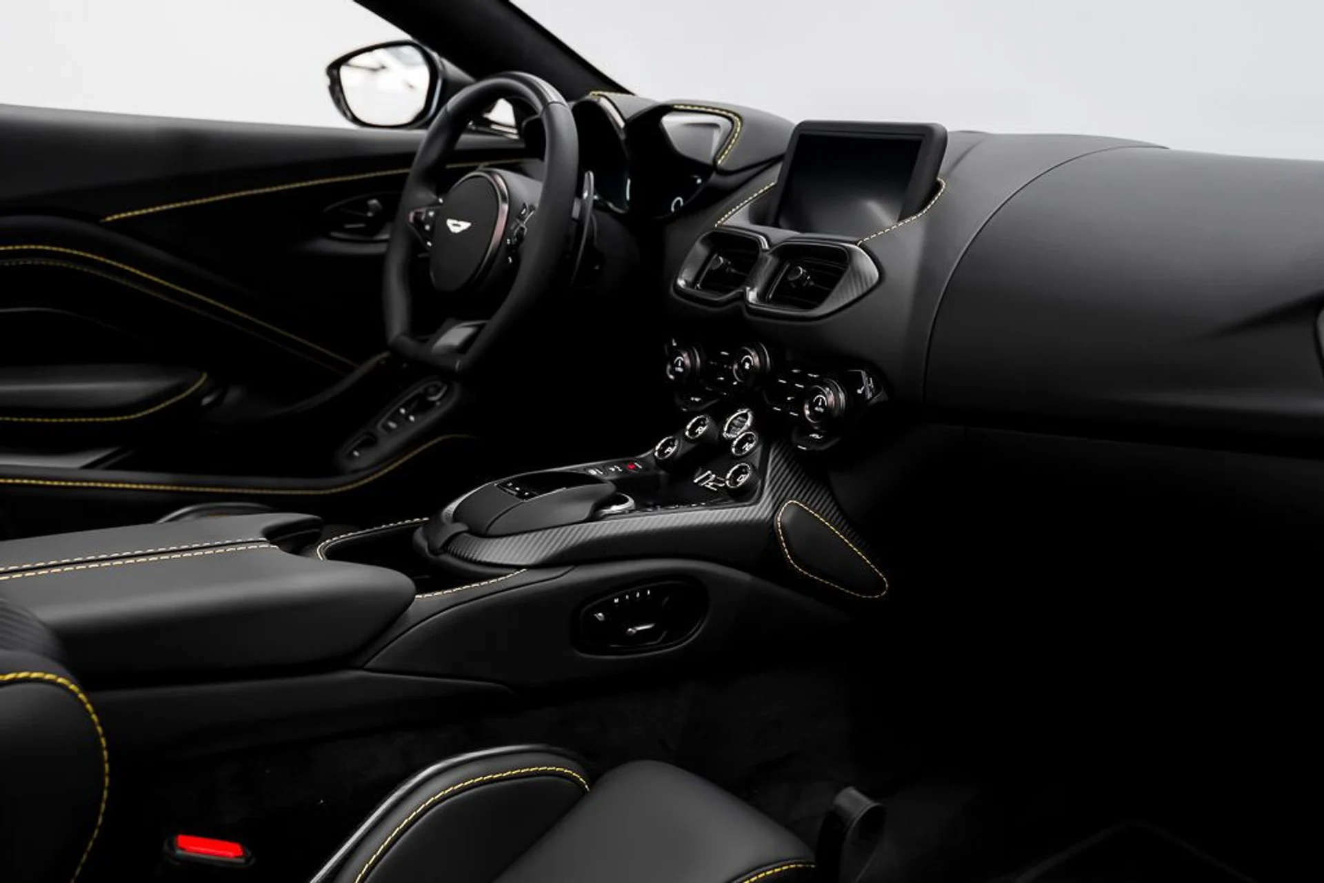 mph017_2748956638_aston_martin_vantage_2023_jpg_v_1773863537_9714209024