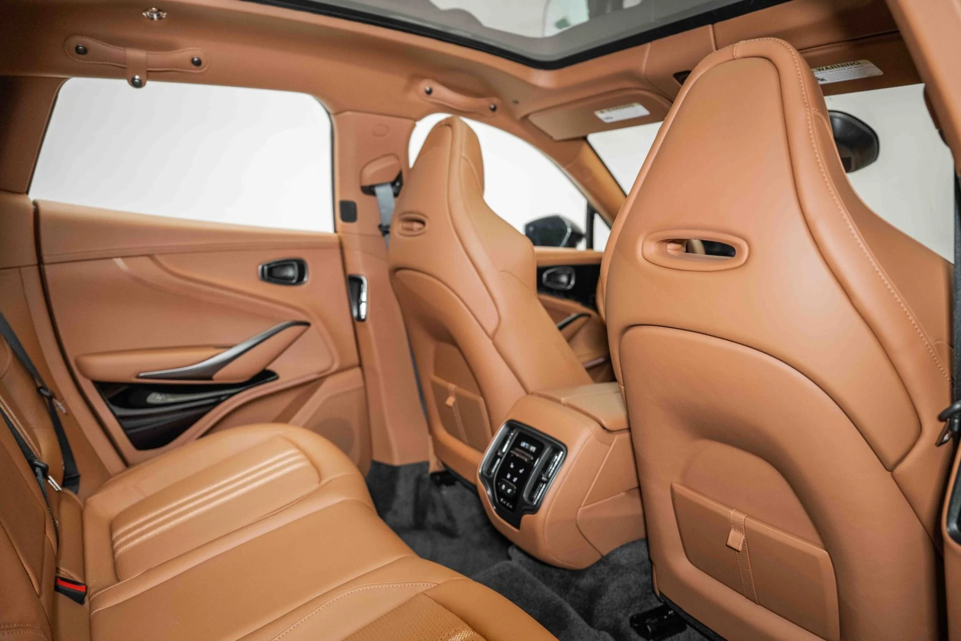 mph017_2760555179_Used_2025_Aston_Martin_DBX_707_1730812755_01eab5eb4c