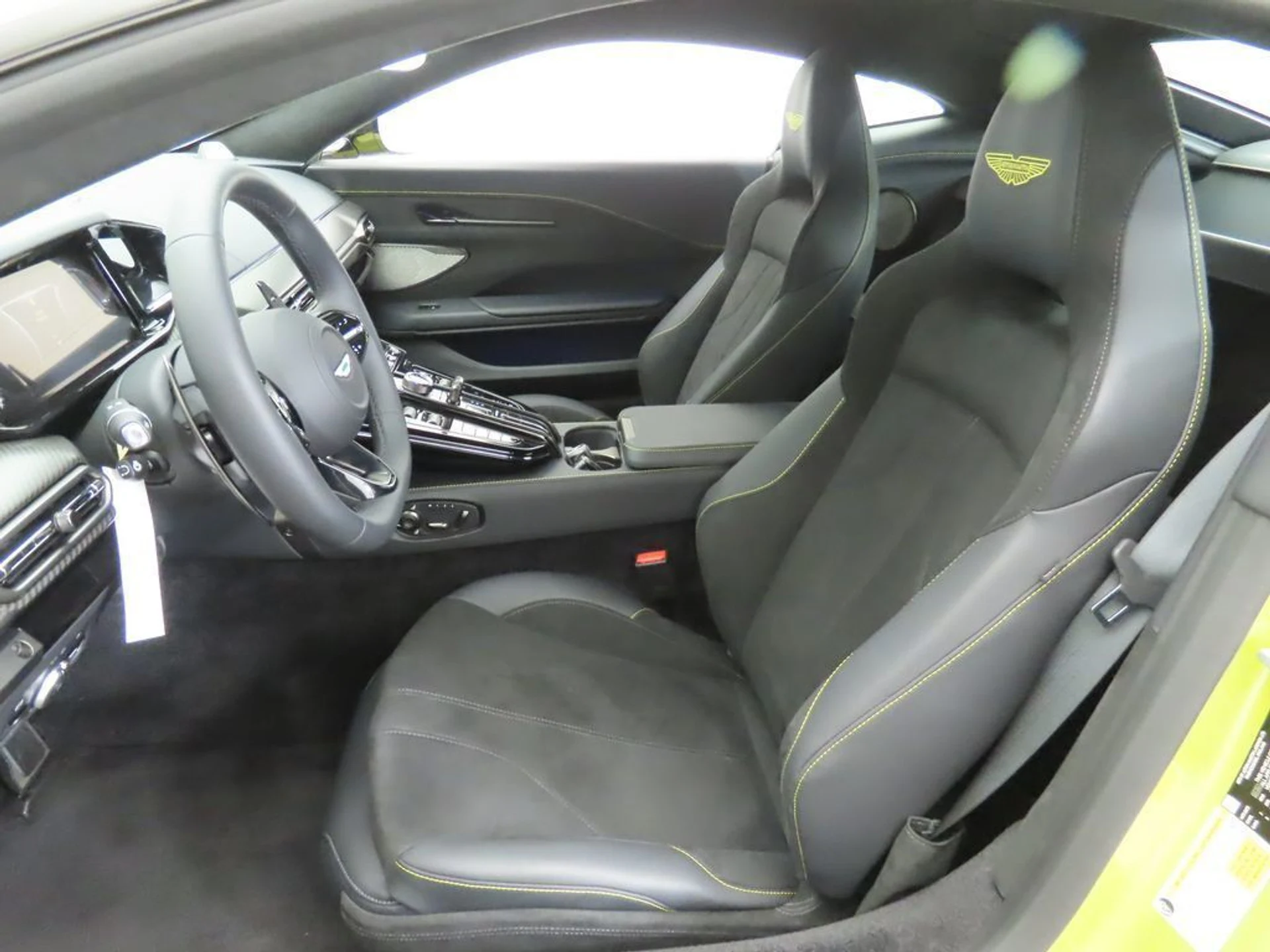 mph017_2772866393_used_2025_aston_martin_vantage_coupe_8119_22966347_18_1024_ac3aac2c47