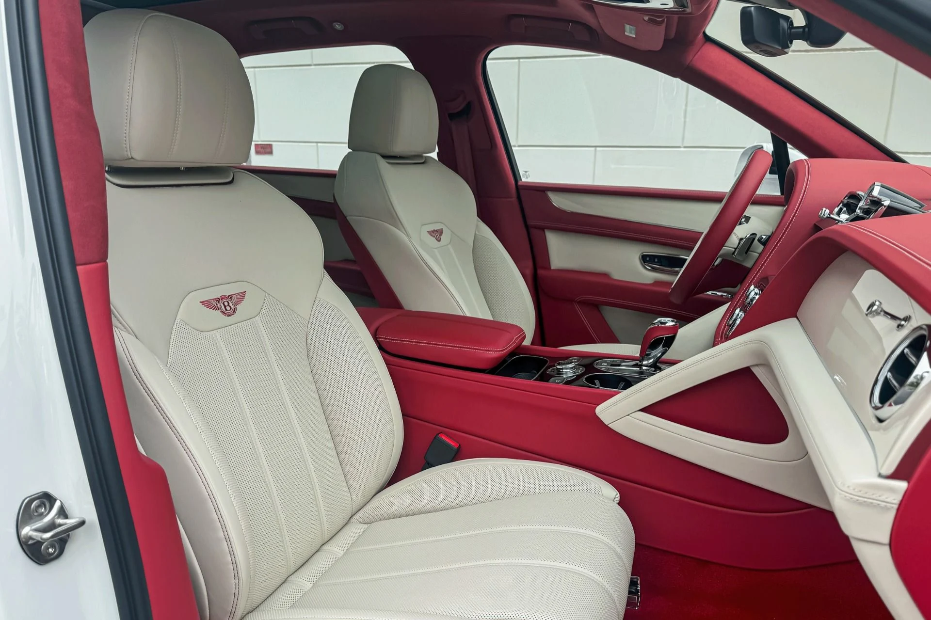 mph017_2819112710_Used_2025_Bentley_Bentayga_V8_1748255294_ea740236d8