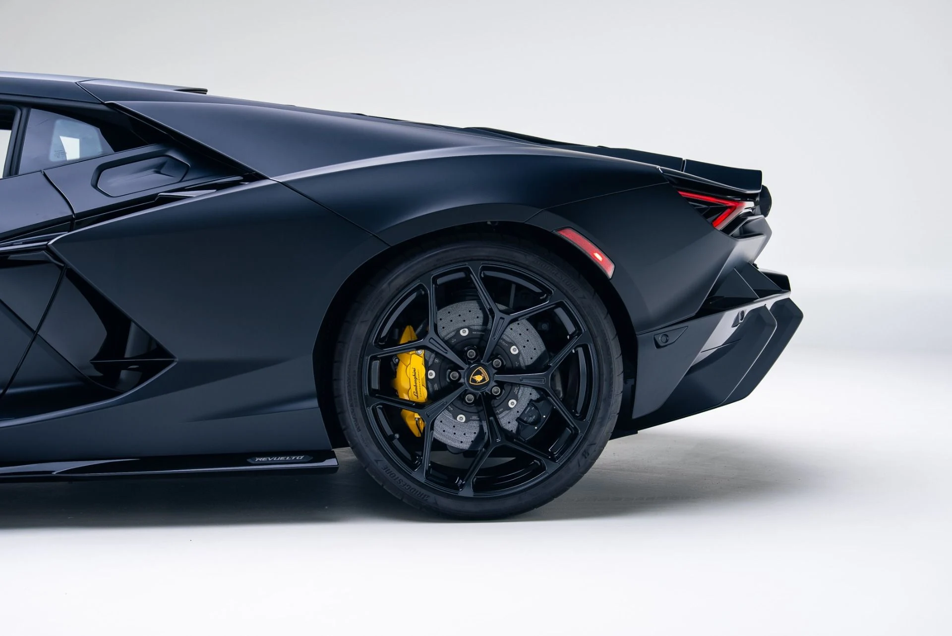 mph017_2824350204_Used_2024_Lamborghini_Revuelto_1764709282_0221de268b