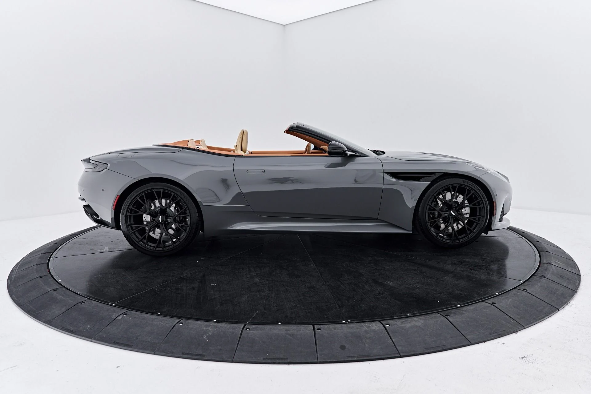 mph017_2831661718_Used_2025_Aston_Martin_DB_12_Volante_1791997214_b376ef7244