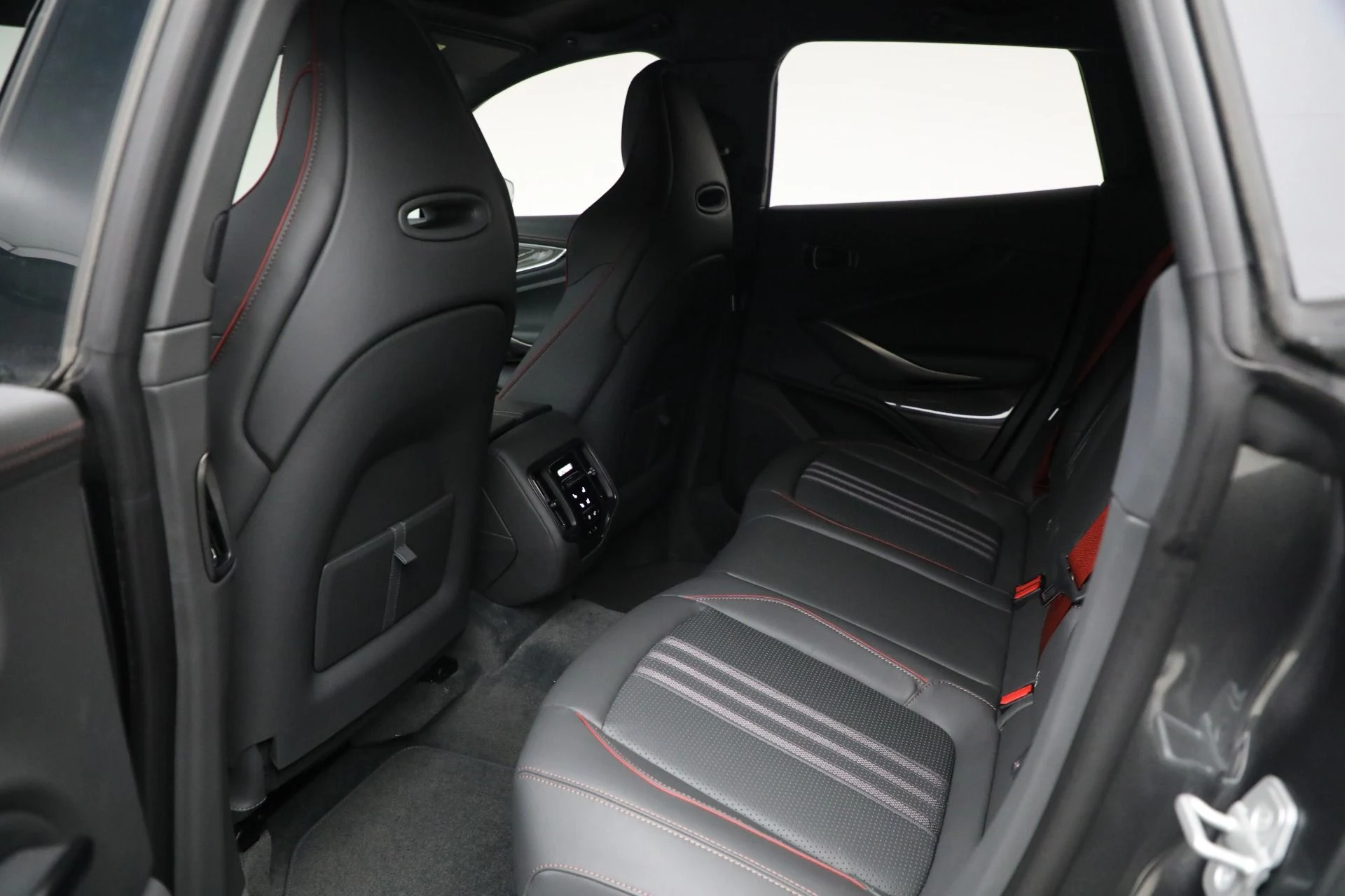 mph017_2839981532_New_2025_Aston_Martin_DBX_707_1ce48f1406