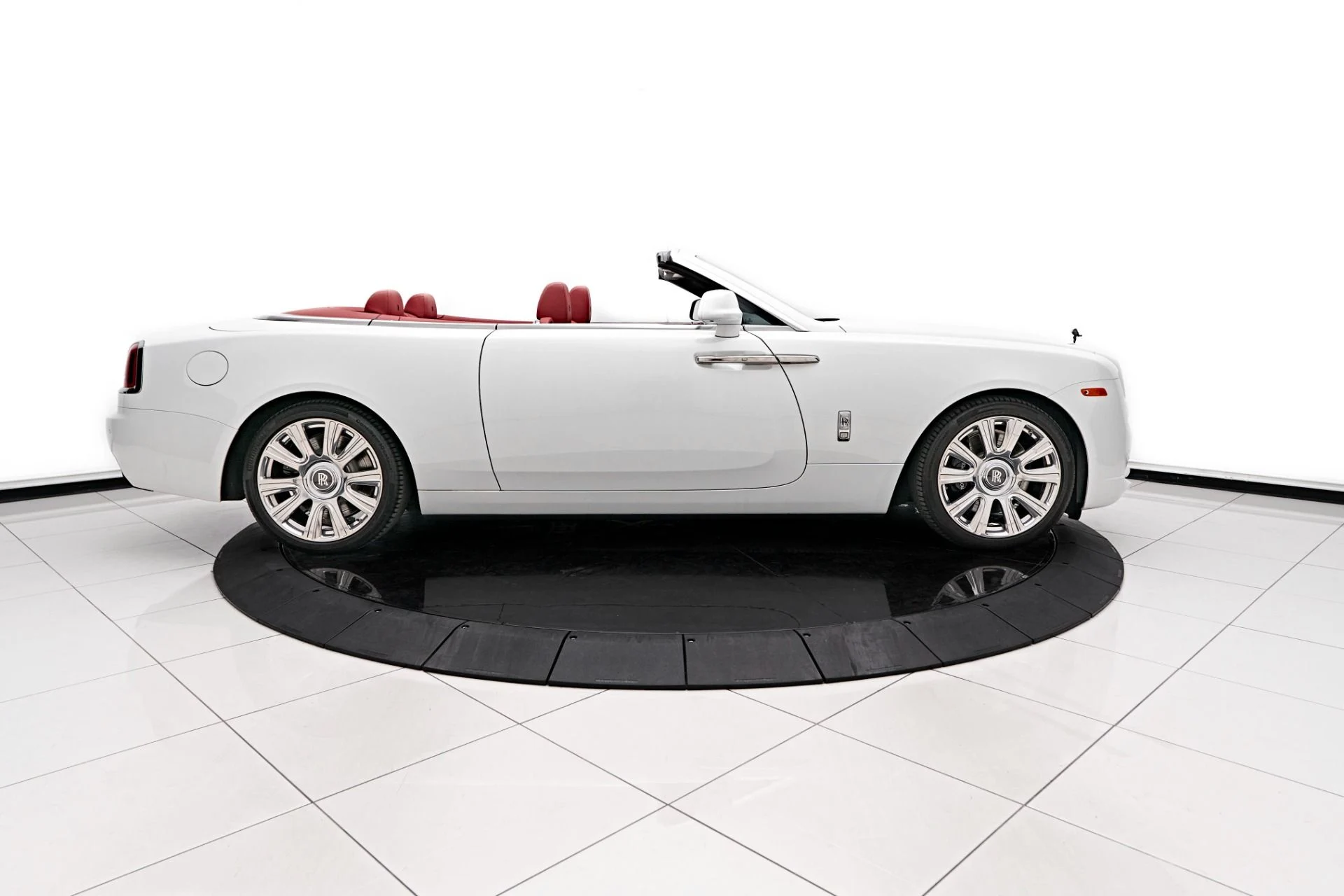 mph017_2864157813_Used_2018_Rolls_Royce_Dawn_Base_1722633895_4b1d385333