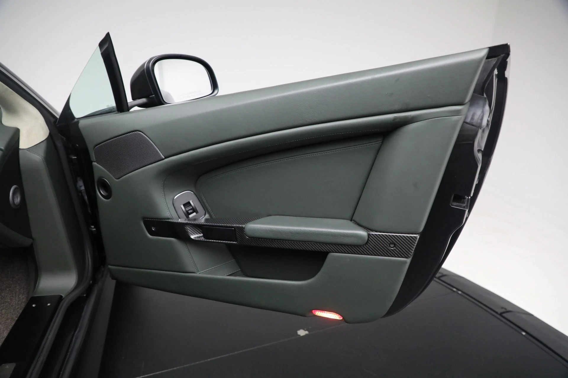 mph017_2870128148_Used_2011_Aston_Martin_V12_Vantage_650303c938