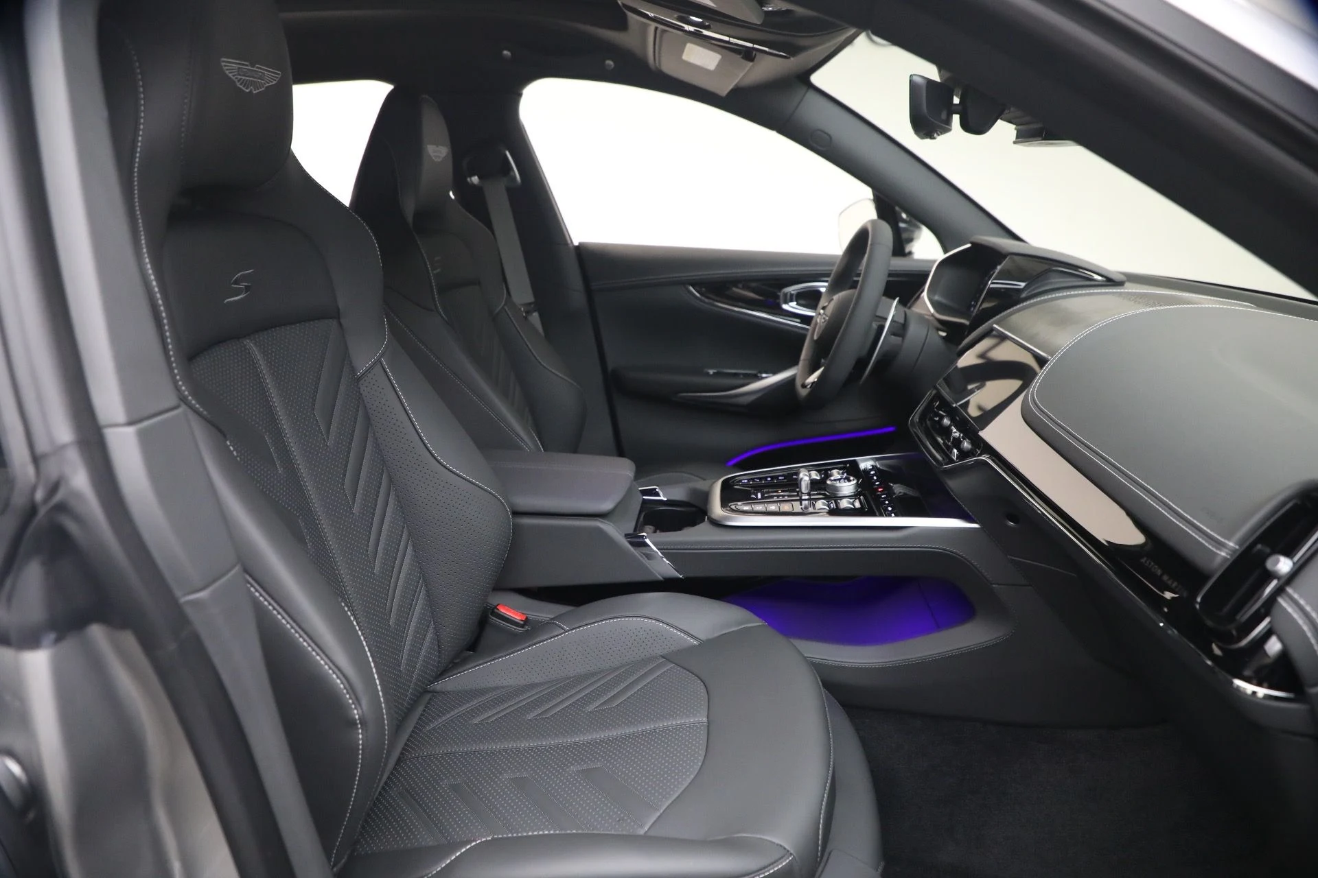 mph017_2888861276_New_2026_Aston_Martin_DBX_S_1779192490_7aeeb2dacf