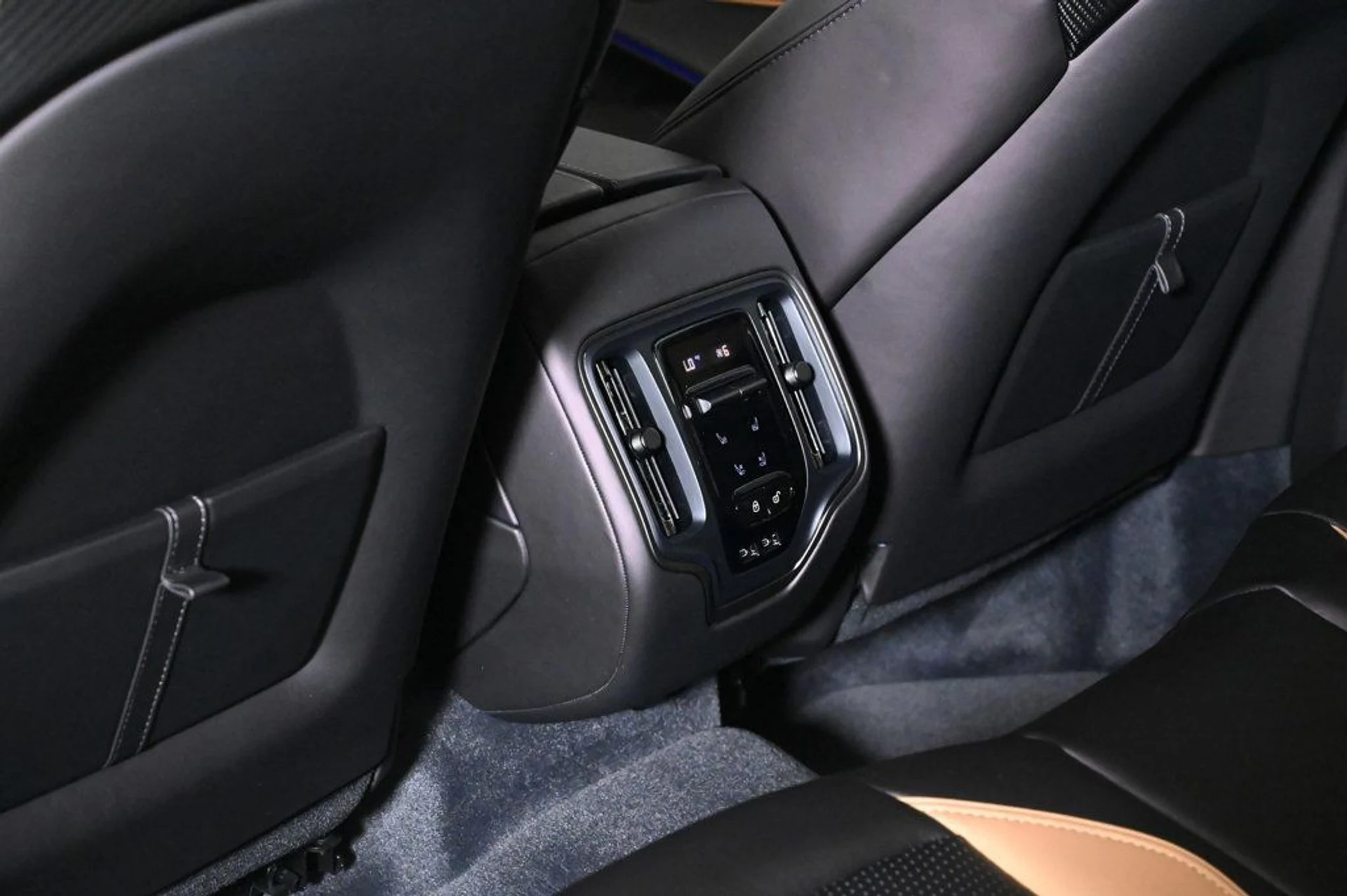 mph017_2894506321_new_2026_aston_martin_dbx_707awd_11350_22965881_17_1024_c5aa1c0cc2