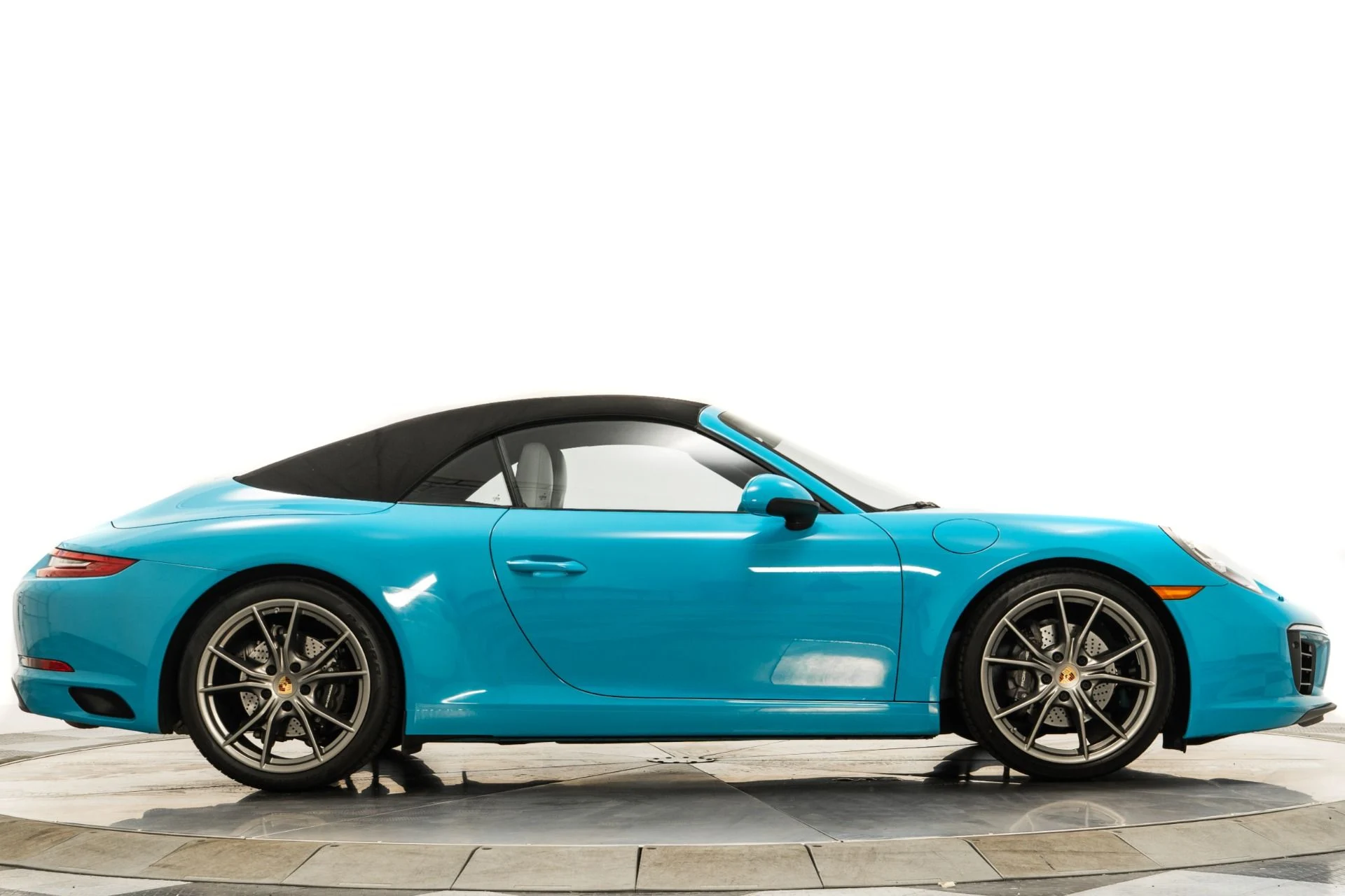 mph017_2900877585_Used_2017_Porsche_911_Carrera_Cabriolet_1757434359_9c45f1266d