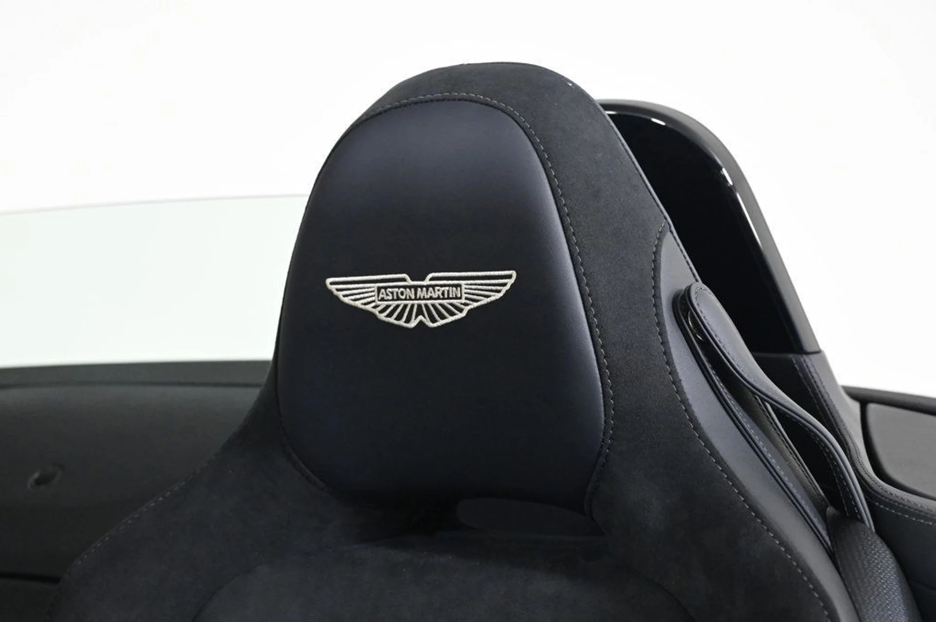 mph017_2908218849_new_2026_aston_martin_vantage_sroadster_11350_22964213_17_1024_fd46bfcc24