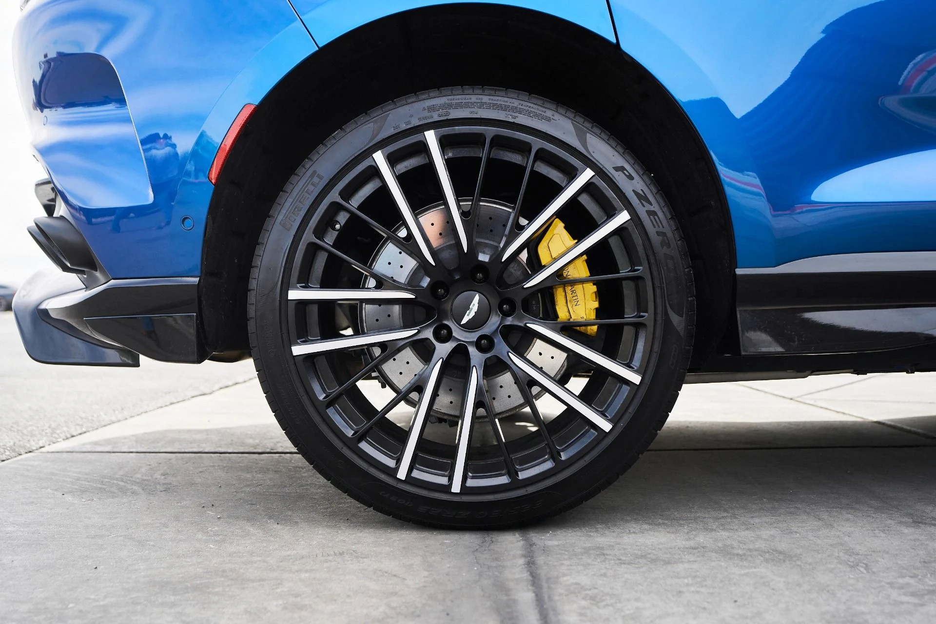 mph017_2915951493_Used_2023_Aston_Martin_DBX_707_1762900319_e6447076c1