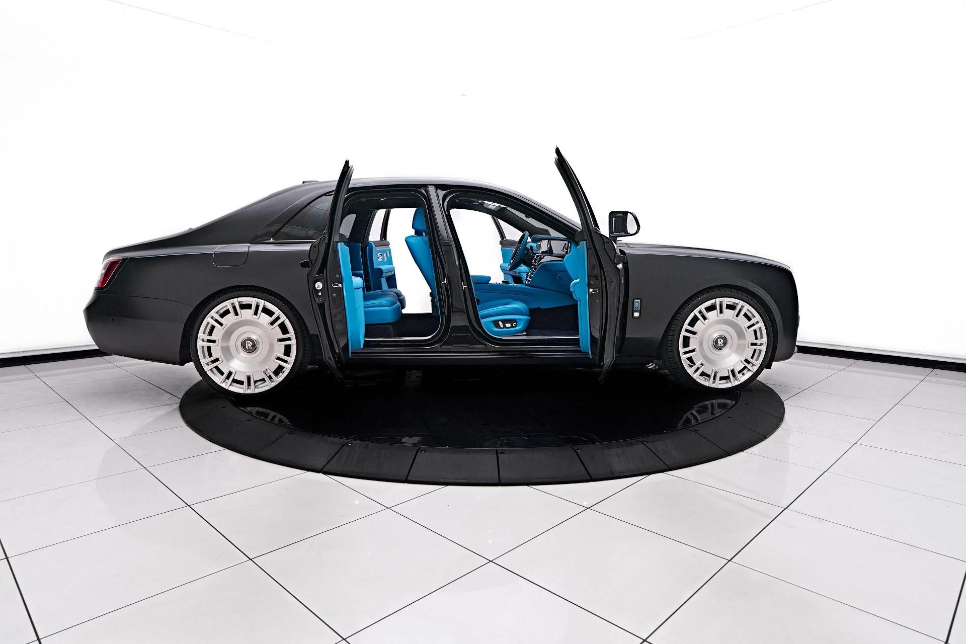 mph017_2916594655_Used_2024_Rolls_Royce_Ghost_Base_1755131984_246ebadd31