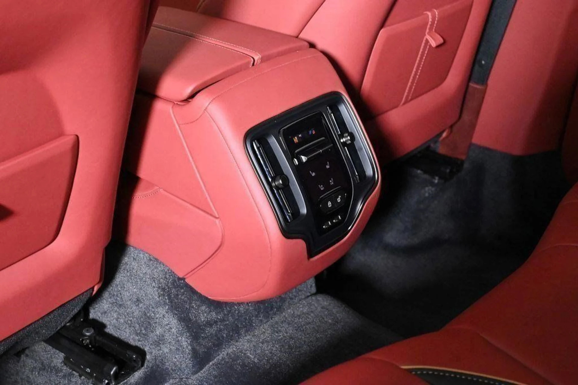 mph017_2935682582_new_2025_aston_martin_dbx_707awd_11350_22854858_17_1024_e7d5f43b97