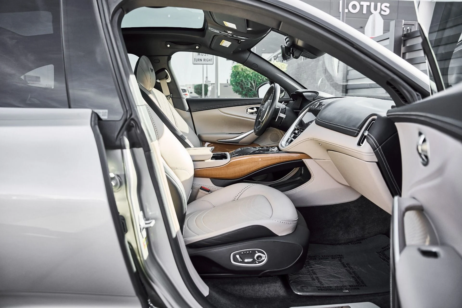 mph017_295108622_Used_2023_Aston_Martin_DBX_707_1774652357_8e90da9327