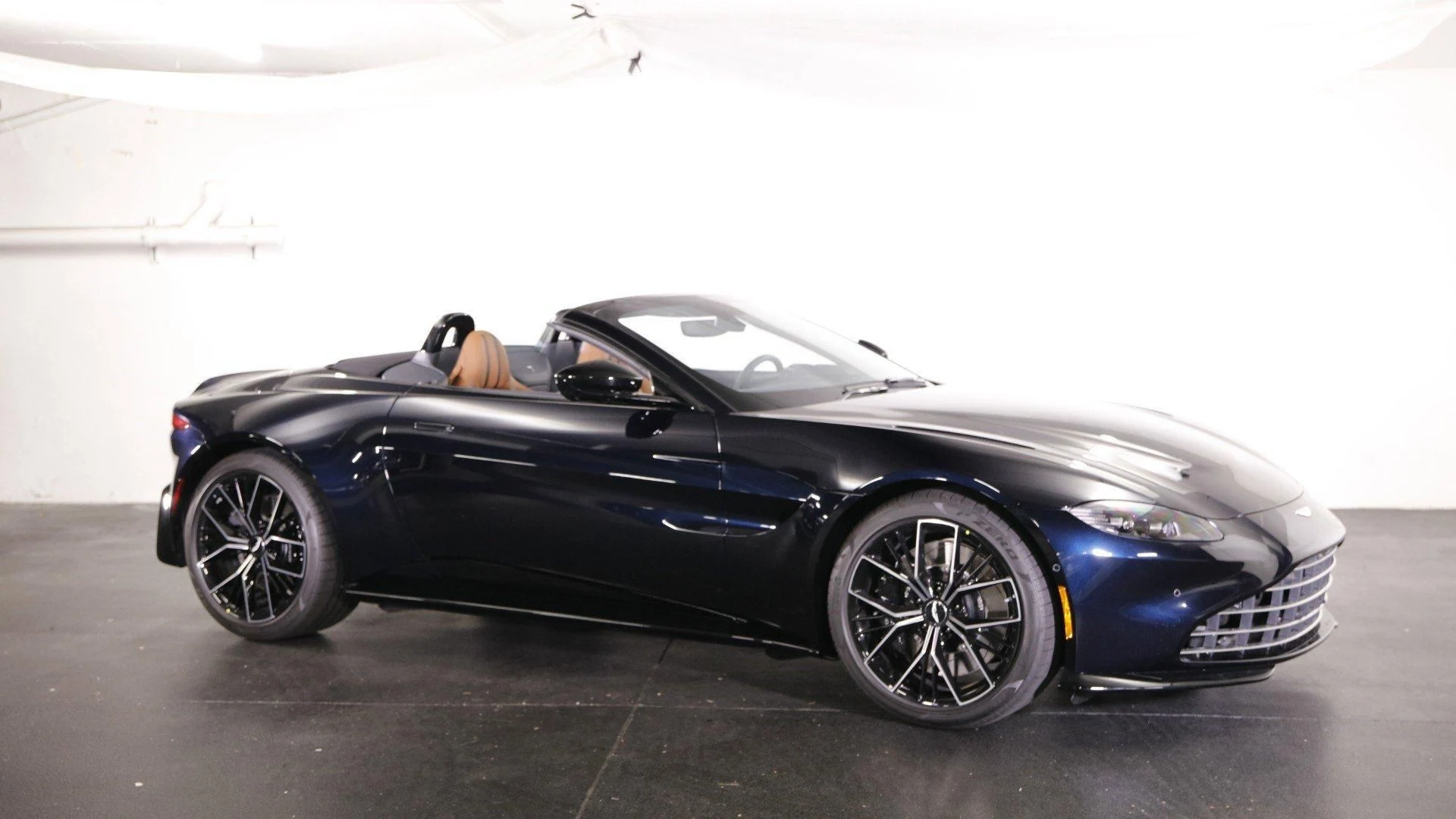 mph017_2956121516_Used_2023_Aston_Martin_Vantage_1698838102_3d5249ceec