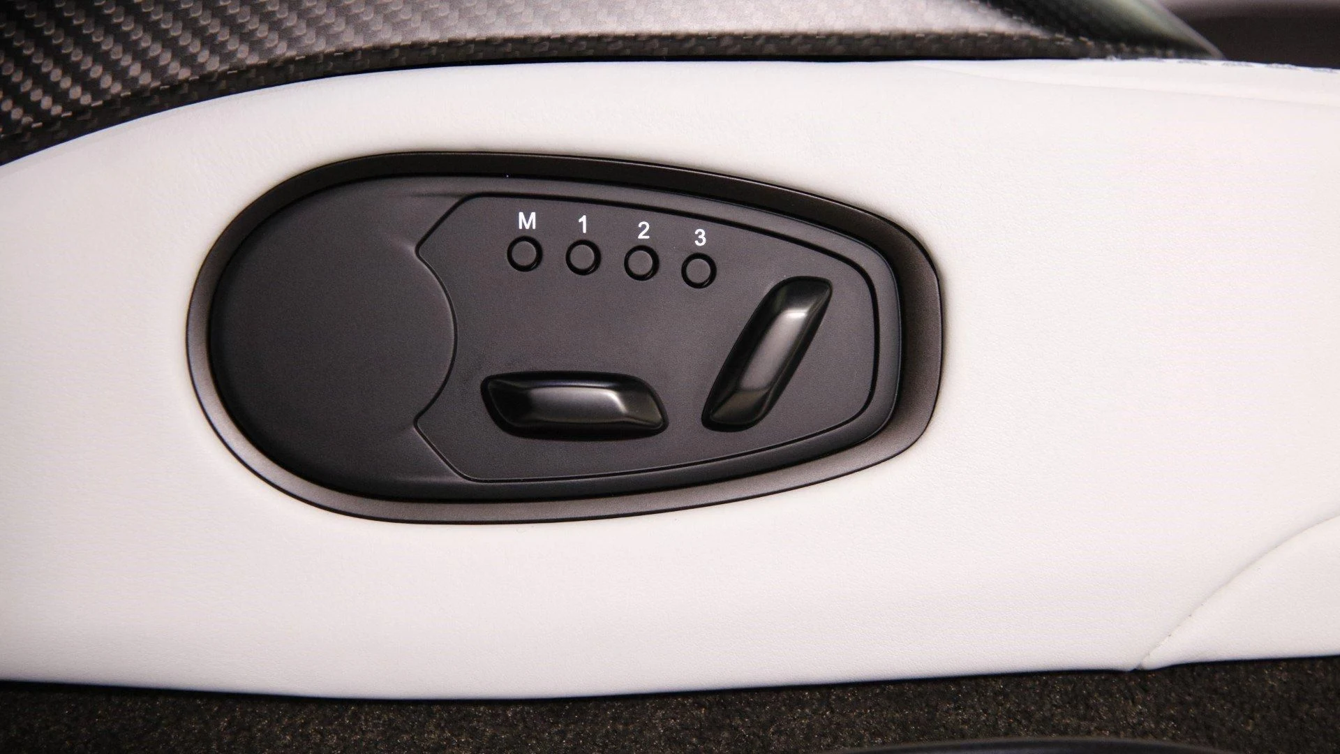 mph017_299790664_Used_2023_Aston_Martin_Vantage_1703768587_3691b0b9d3