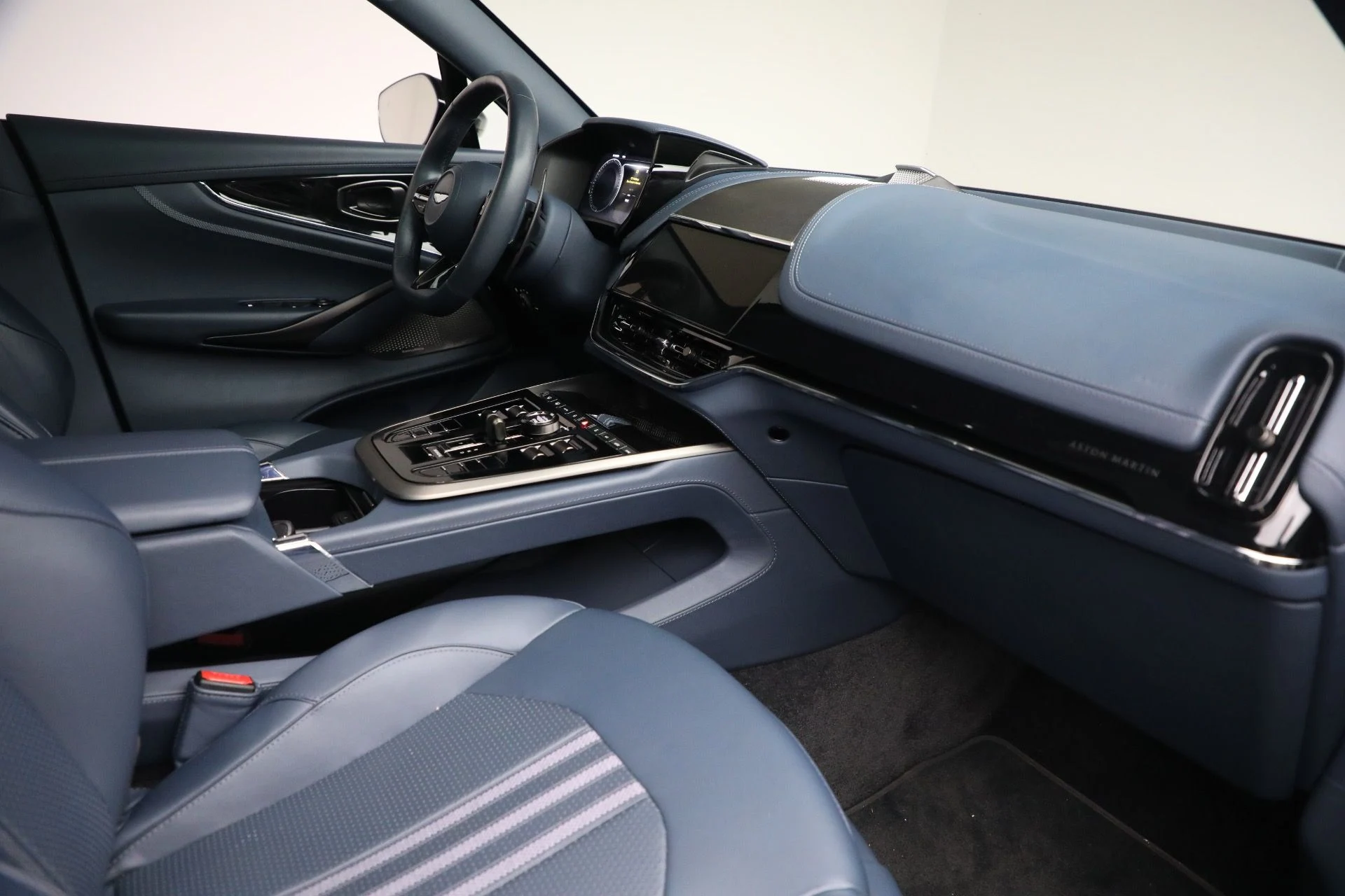 mph017_3008145085_New_2025_Aston_Martin_DBX_707_1762018753_30c6b99ef4