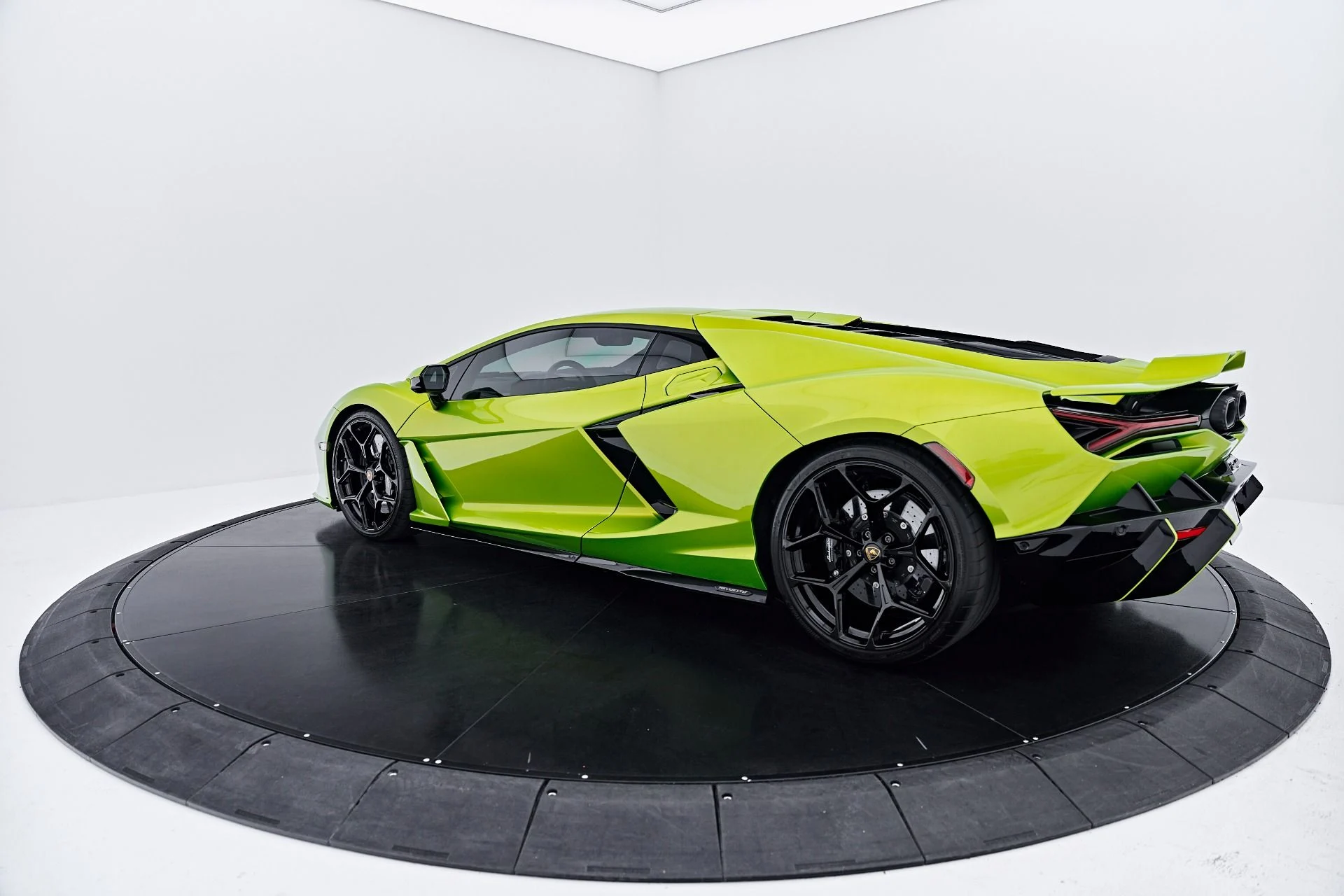 mph017_3015583320_Used_2025_Lamborghini_Revuelto_Base_1785288796_377a267905
