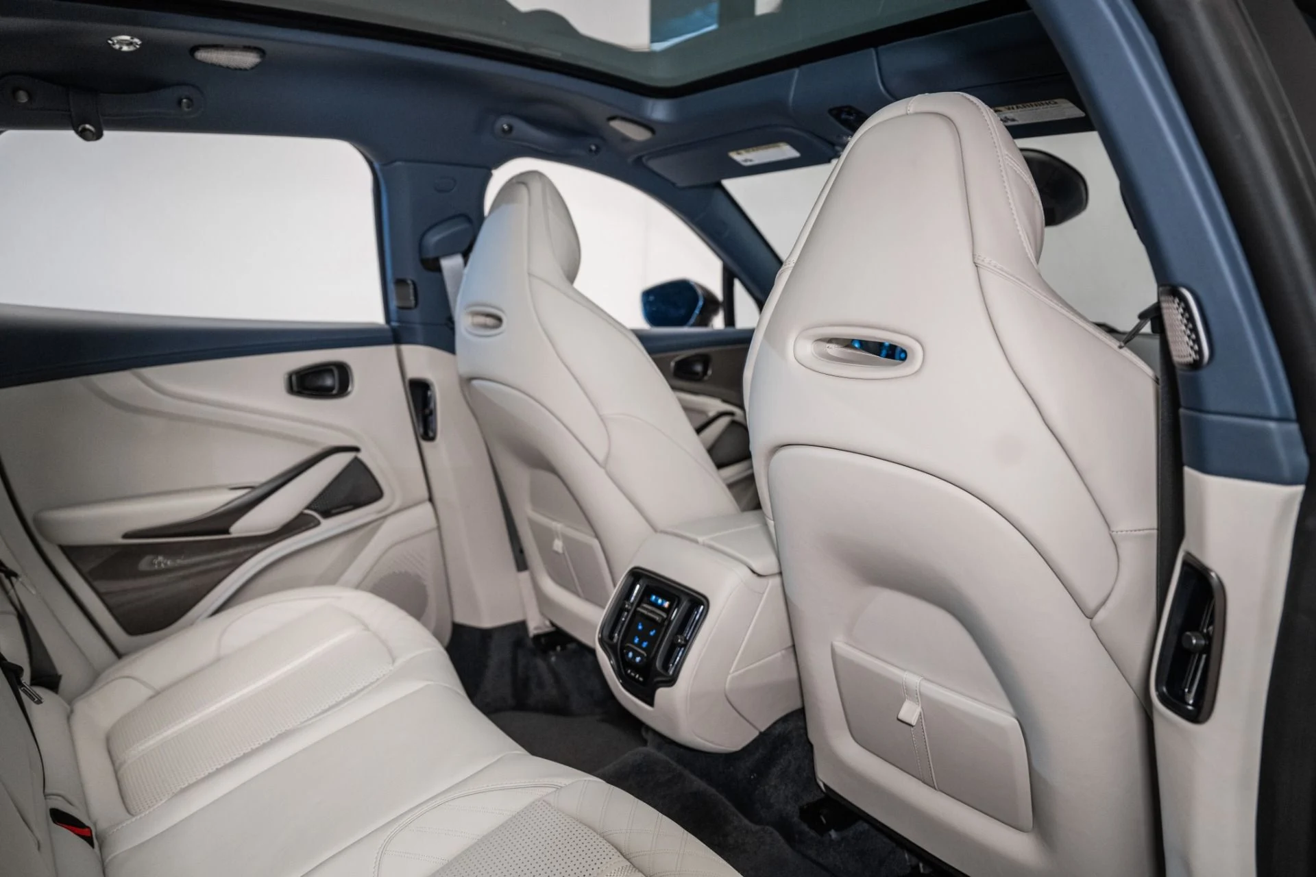 mph017_3024100568_Used_2025_Aston_Martin_DBX_707_1734711890_6e89a32973