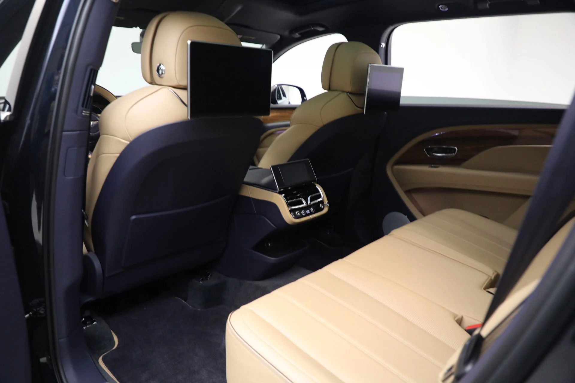 mph017_3027325233_Used_2024_Bentley_Bentayga_EWB_V8_aa4a5ca07c