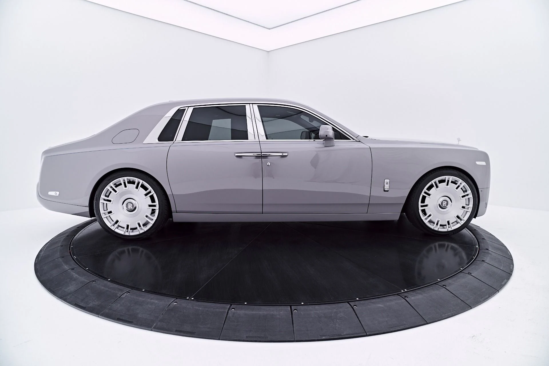 mph017_3043922015_Used_2024_Rolls_Royce_Phantom_Base_1782762850_b5db33995b