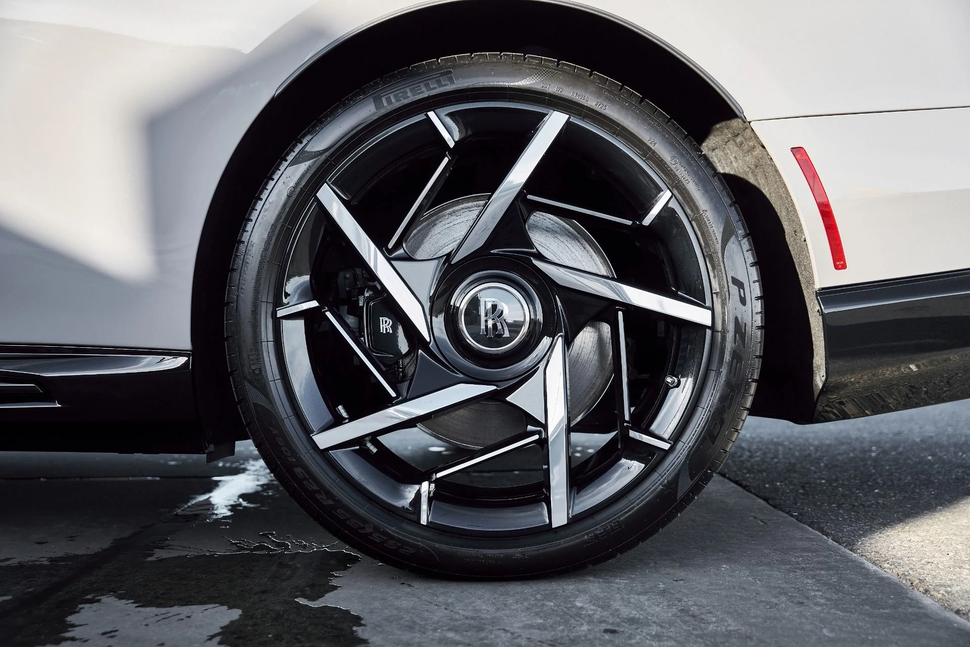 mph017_3051482490_Used_2025_Rolls_Royce_Spectre_BLACK_BADGE_1769482343_7a4791a612