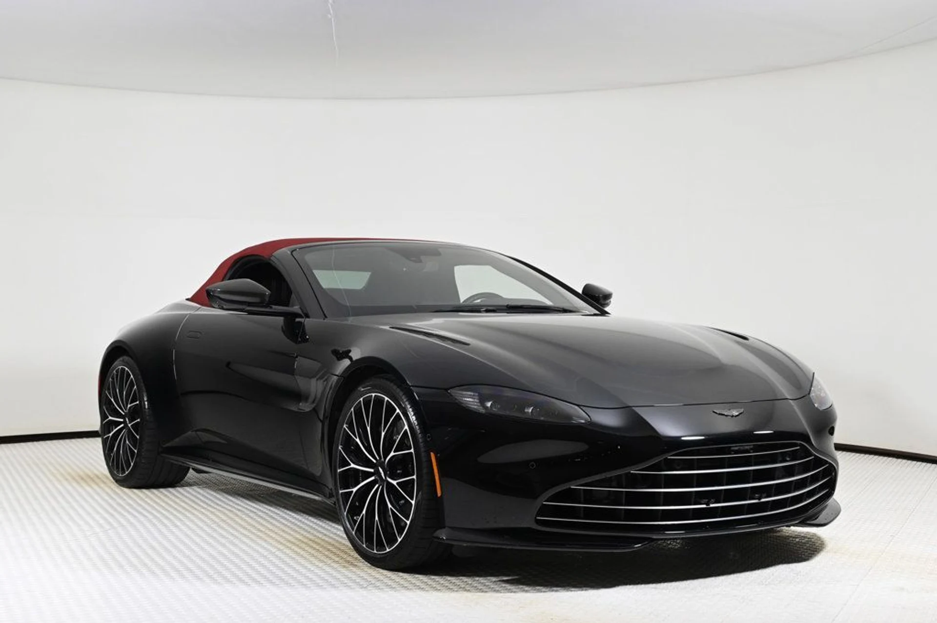 mph017_3071256672_used_2023_aston_martin_vantage_roadster_11350_22920347_17_1024_2bcc7a6547