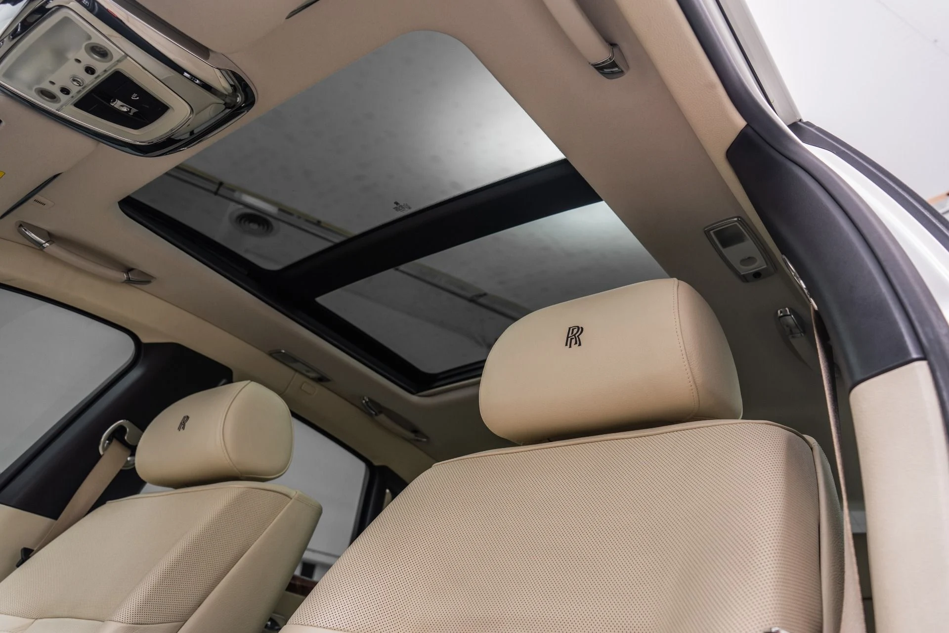 mph017_3076190785_Used_2010_Rolls_Royce_Ghost_1777319383_c40899f1d4