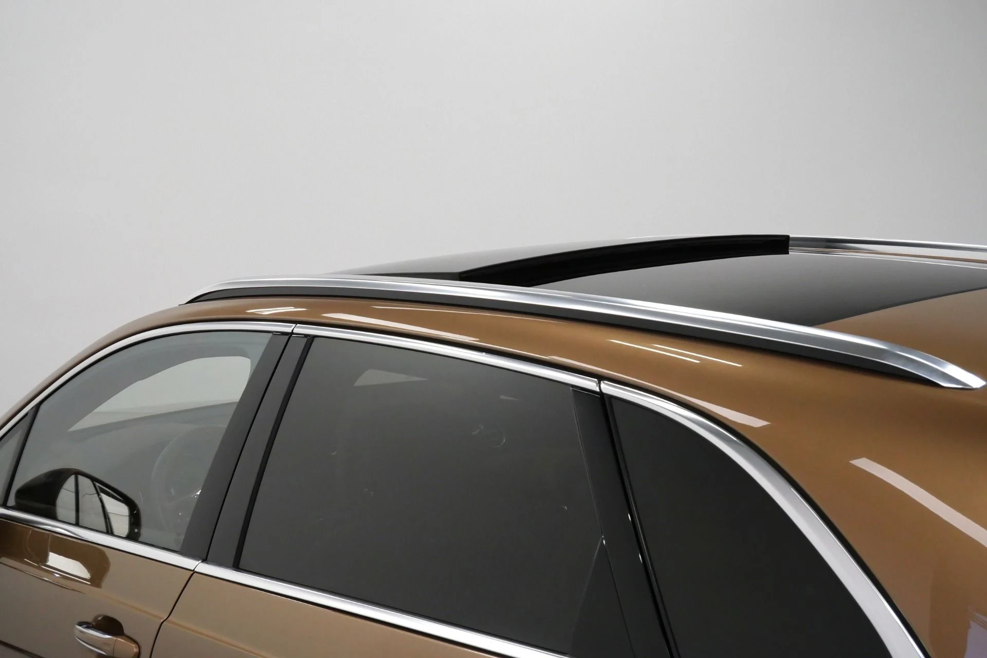 mph017_3084782911_Used_2017_Bentley_Bentayga_W12_Four_Seat_Comfort_Specification_with_Rear_Console_1776956660_ec238ef7ab