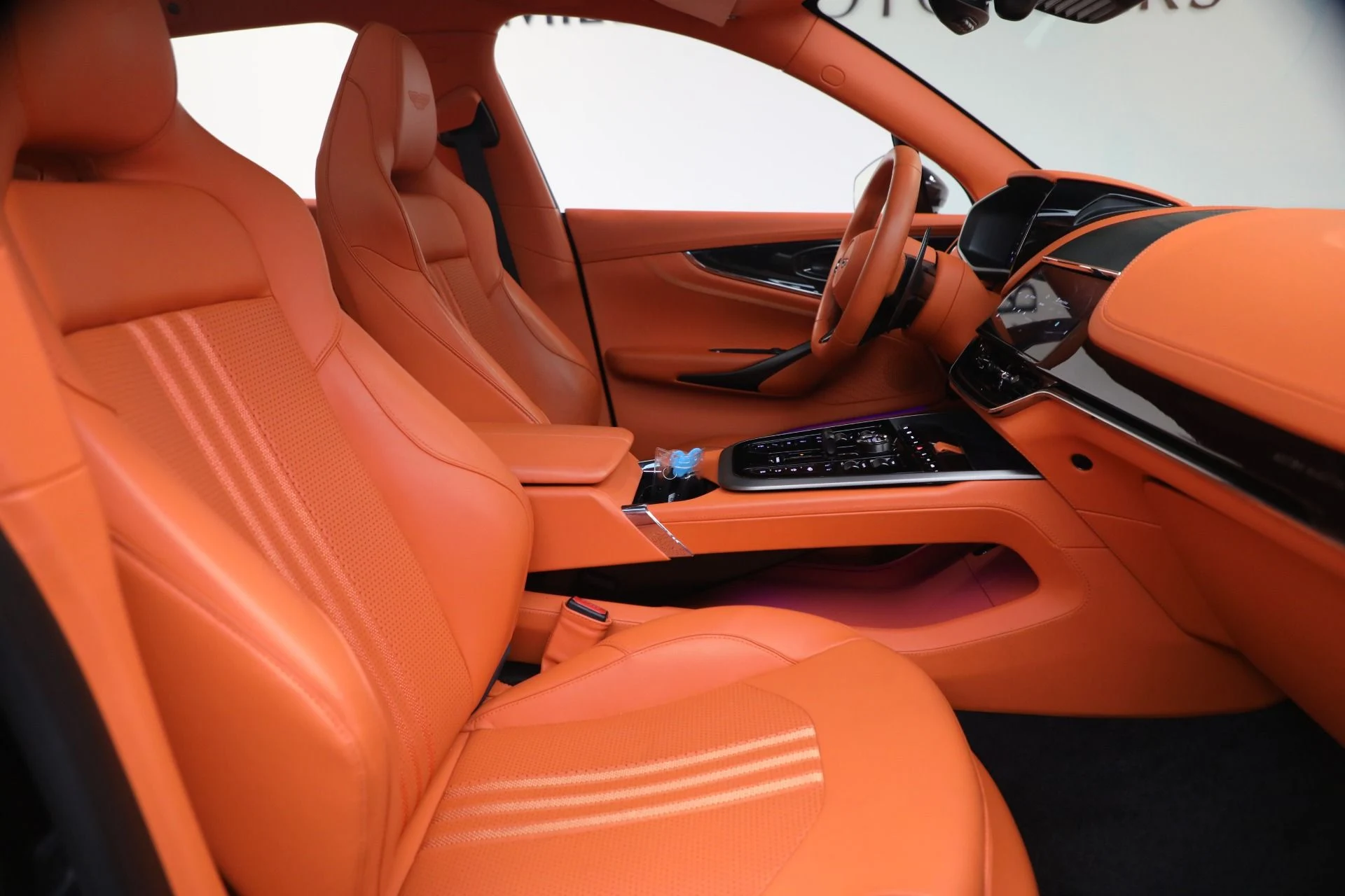 mph017_3091822447_Used_2025_Aston_Martin_DBX_707_1788625024_8d78870b1c