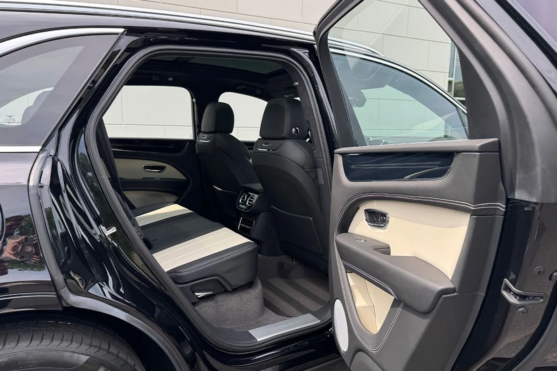 mph017_310128309_New_2025_Bentley_Bentayga_V8_1749227501_2da6c6ef49