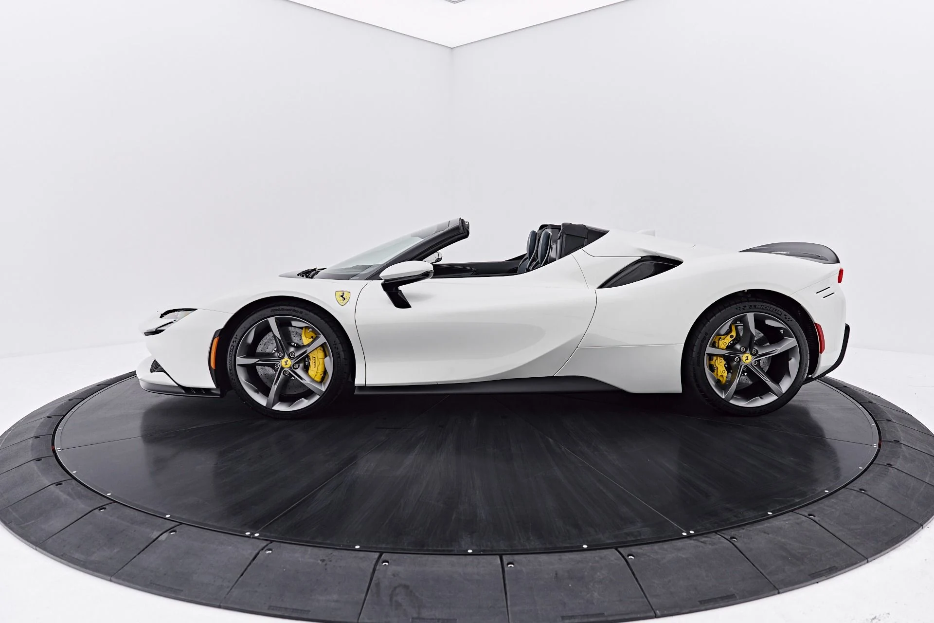 mph017_3113371926_Used_2022_Ferrari_SF_90_Spider_Base_1787100310_61a67b40ef