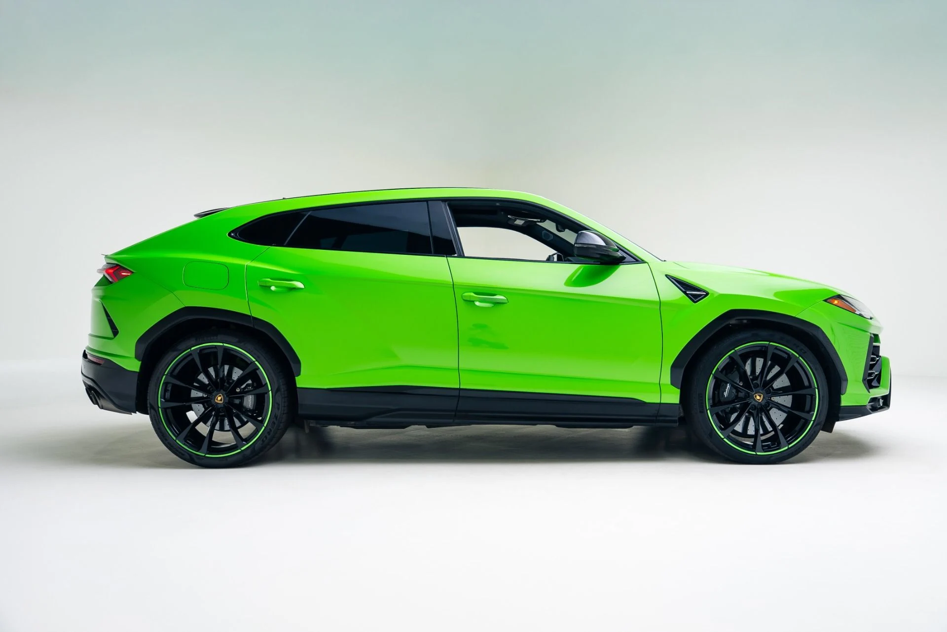 mph017_312517539_Used_2021_Lamborghini_Urus_1766090518_6b3f65e4cb