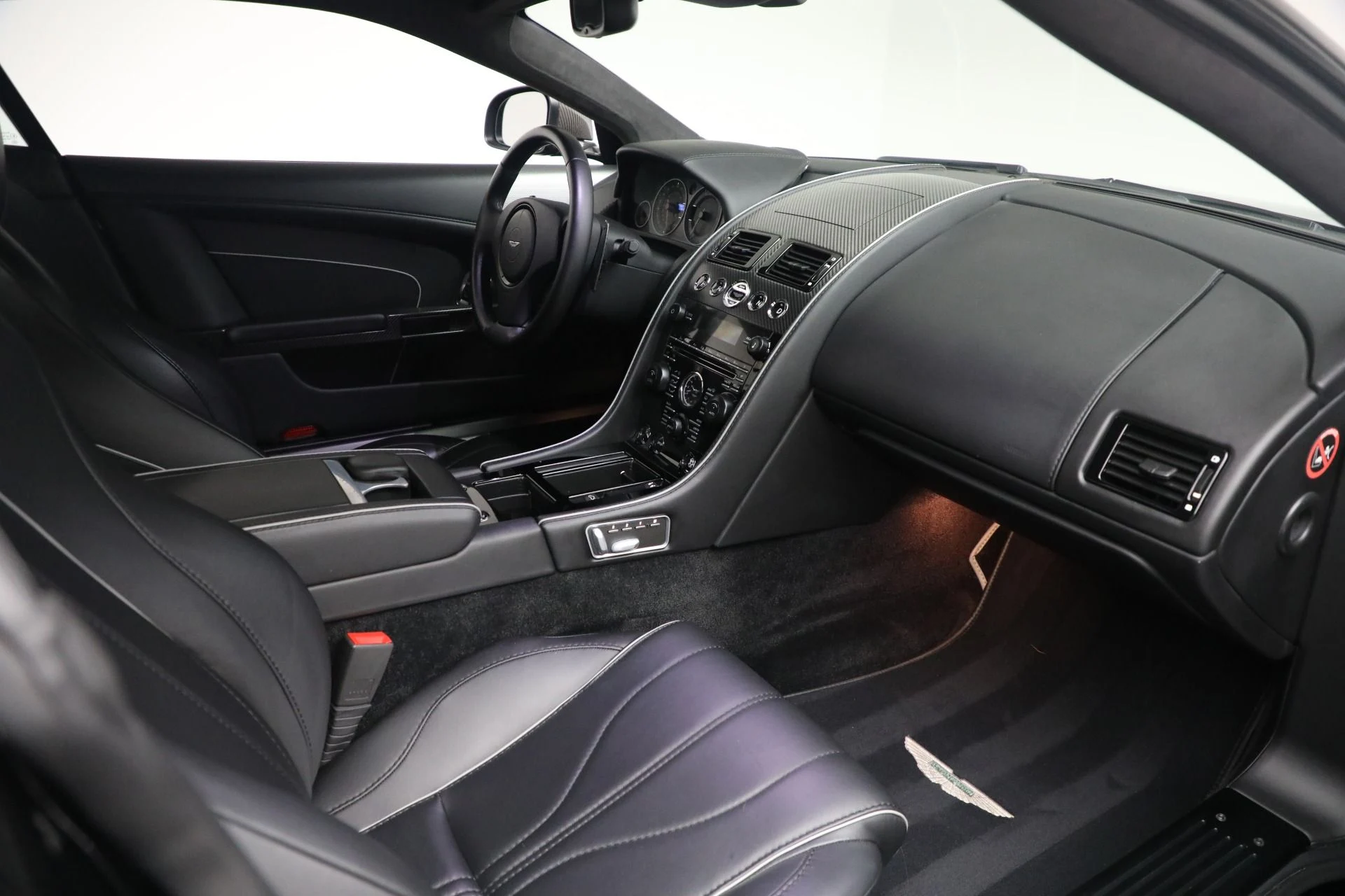 mph017_3125924991_Used_2015_Aston_Martin_DB_9_Carbon_Edition_a88fb10e21