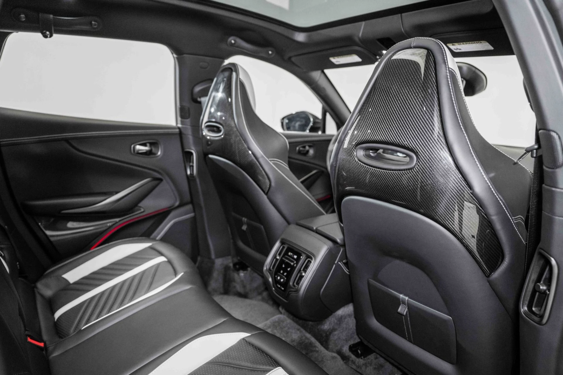 mph017_3145939278_Used_2024_Aston_Martin_DBX_707_1746070286_4f28b33775
