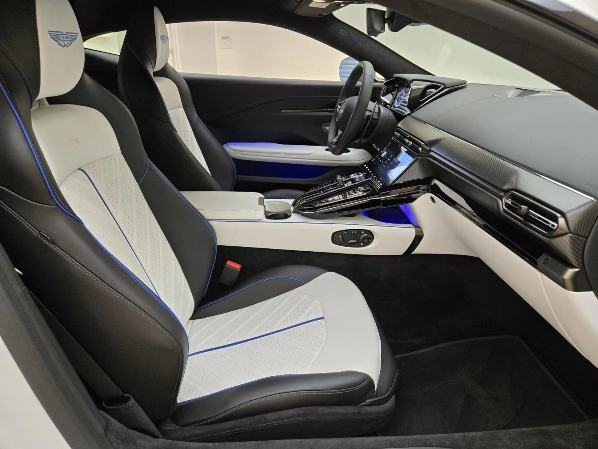 mph017_3150101921_New_2026_Aston_Martin_Vantage_S_1786166320_53e6b877e7