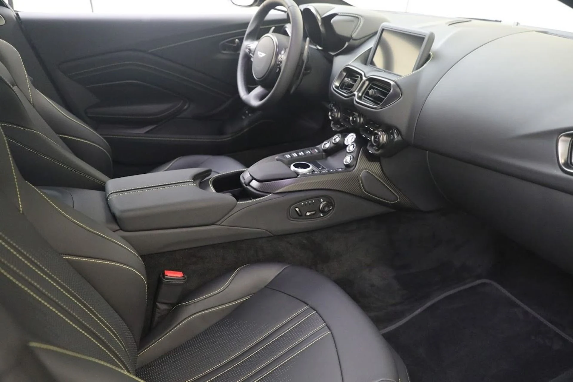 mph017_3175802808_Used_2023_Aston_Martin_Vantage_V8_f806eb5526