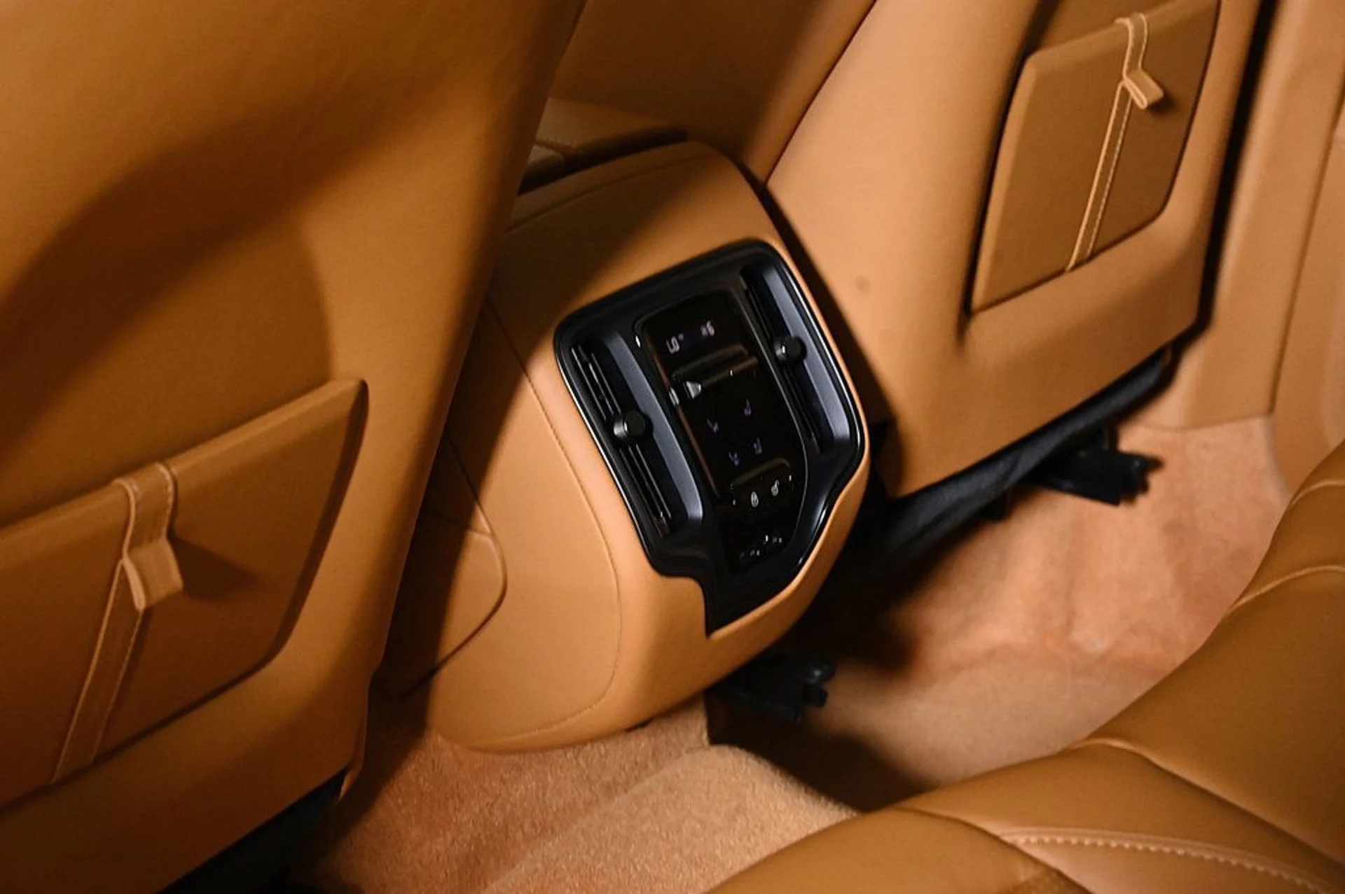 mph017_3188544313_new_2026_aston_martin_dbx_707awd_11350_22969412_17_1024_dc752e5788