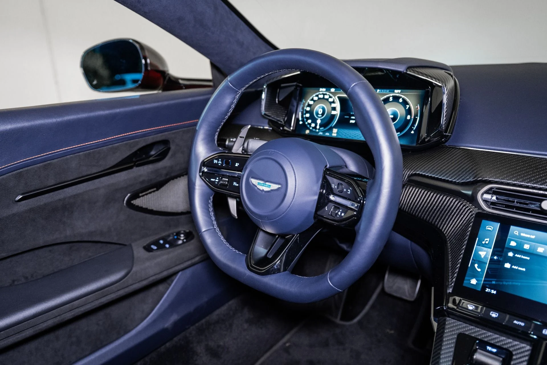 mph017_3217322596_Used_2025_Aston_Martin_Vantage_1754335114_6b5f884910