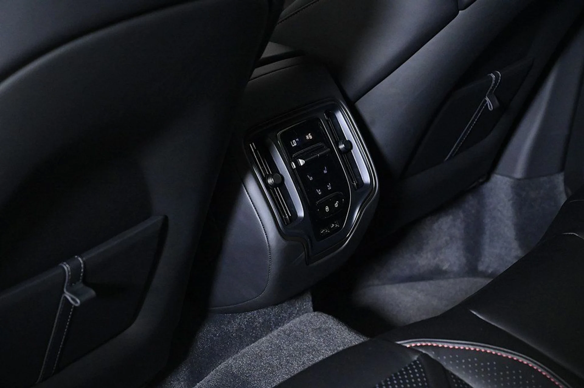 mph017_323153440_new_2026_aston_martin_dbx_sawd_11350_22964208_17_1024_4cd6f103fe