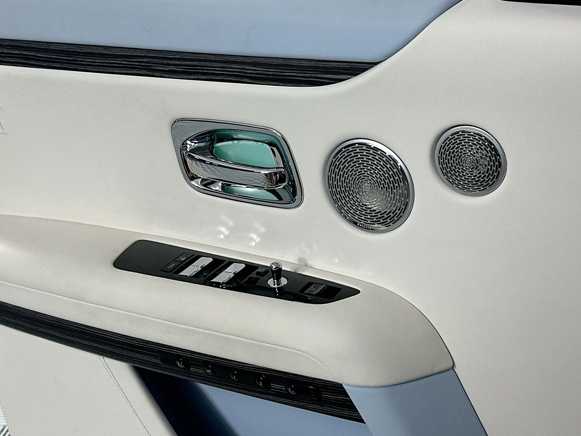 mph017_3238529708_18_c1048d67d0