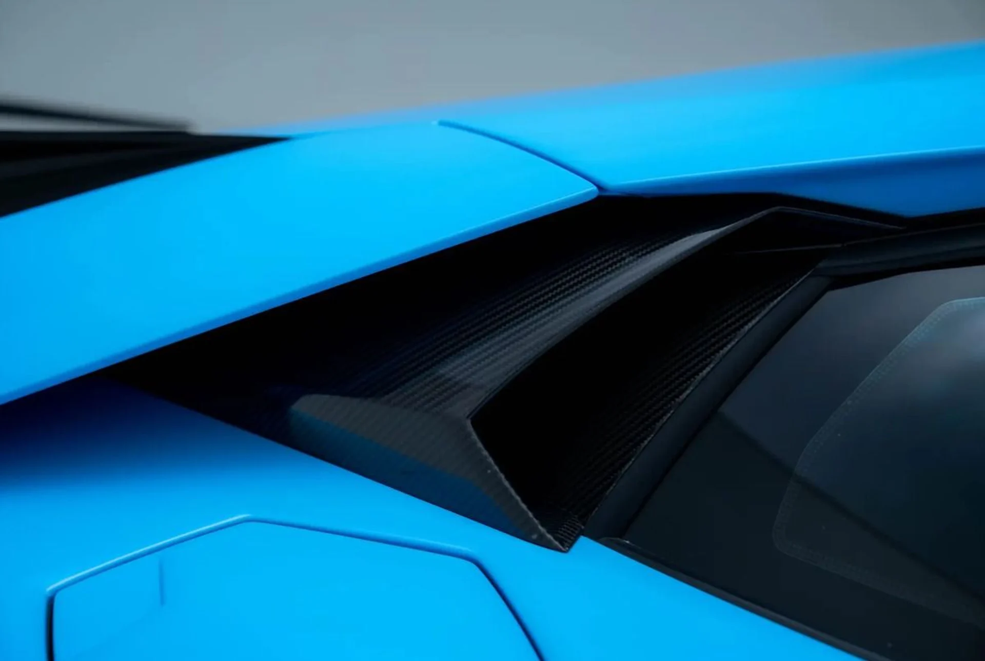 mph017_3247360629_Used_2017_Lamborghini_Aventador_SV_1786551969_7752ab3b28