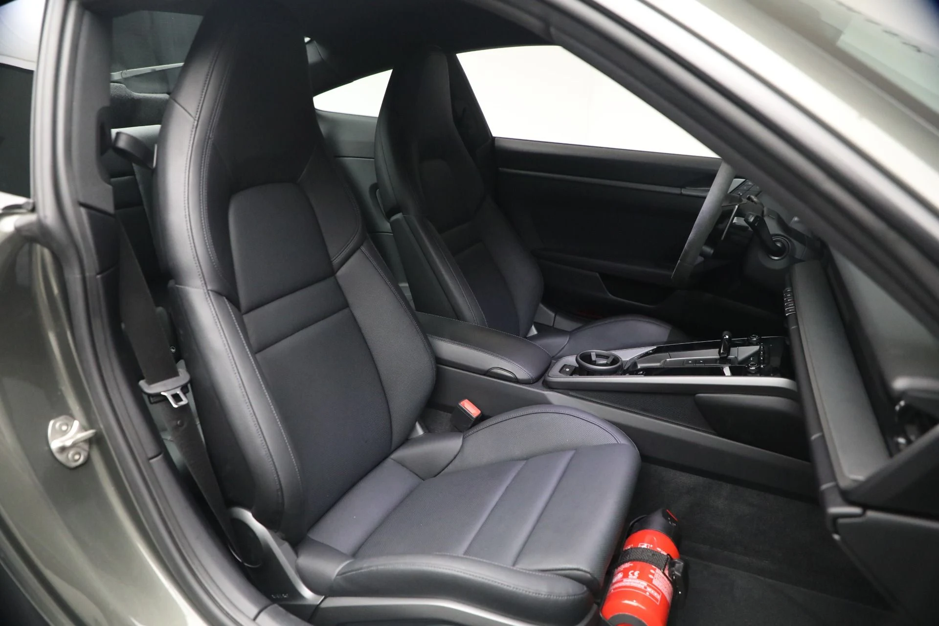 mph017_3249986955_Used_2022_Porsche_911_Carrera_1765579996_0fac38a078