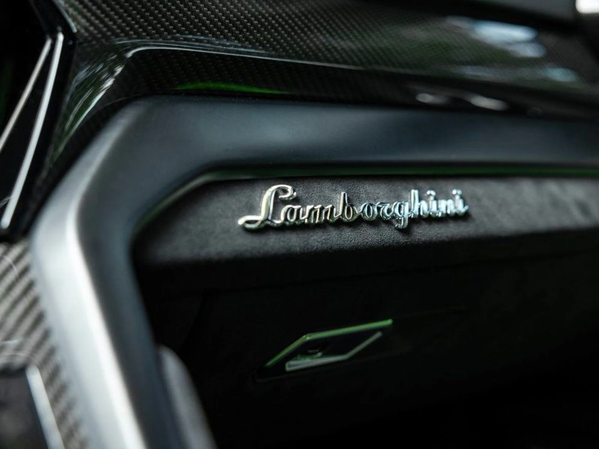 mph017_3250871930_36818667_02136_2021_lamborghini_urus_018_62e5a31a3a