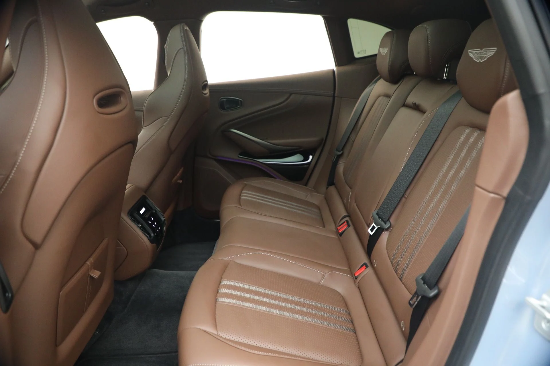 mph017_325523157_Used_2026_Aston_Martin_DBX_707_1780931424_3969805e8c