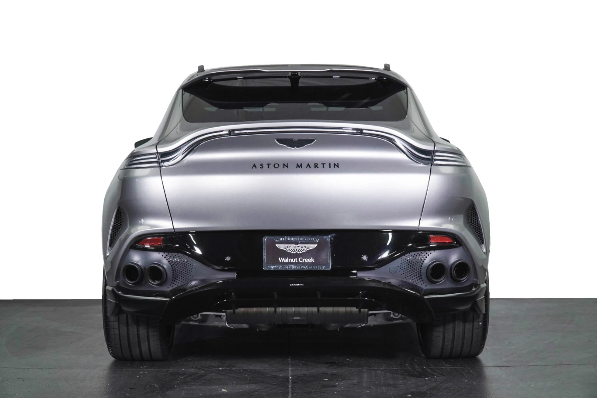 mph017_3259889078_Used_2025_Aston_Martin_DBX_707_1792739128_b83f108002