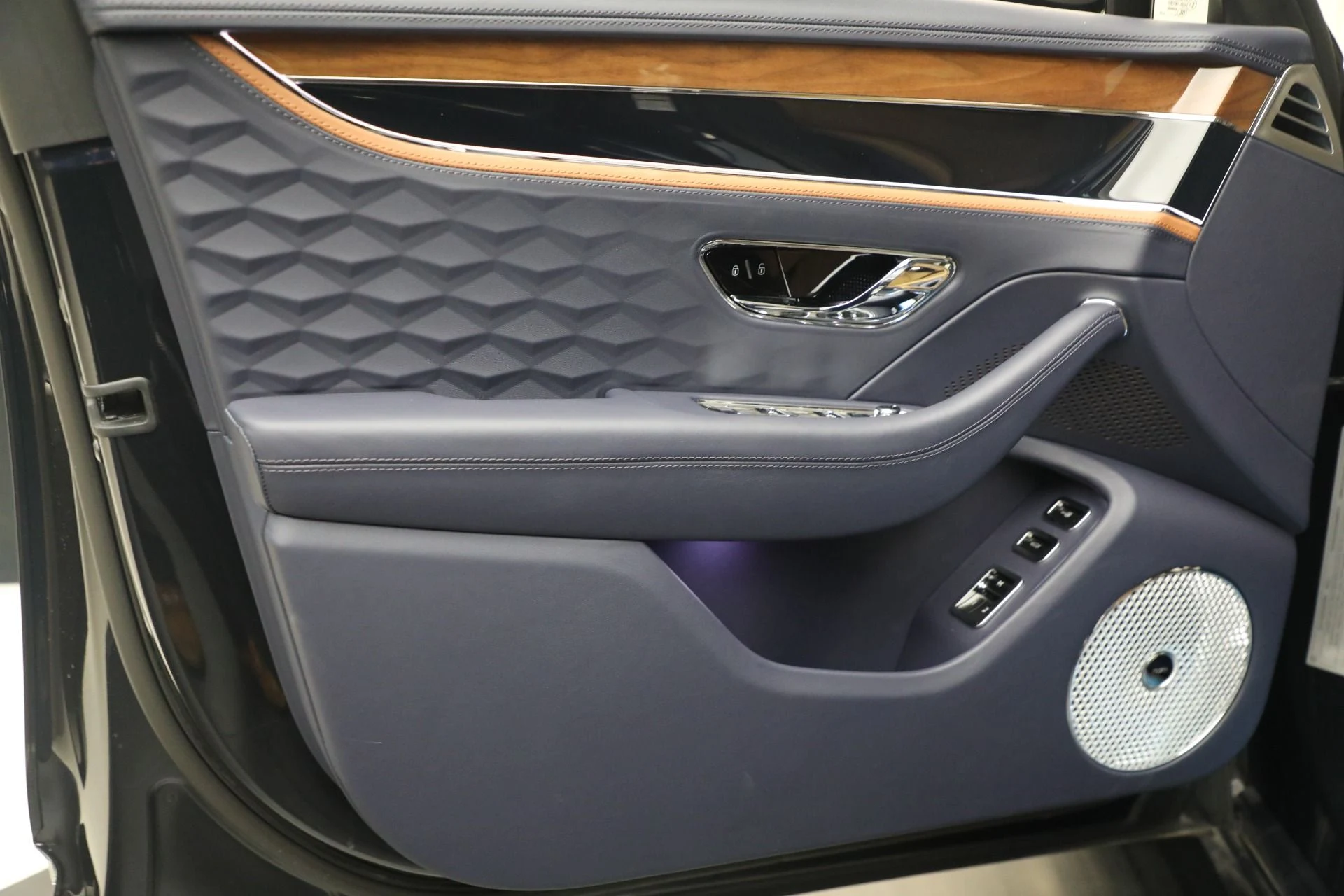 mph017_3274047460_New_2025_Bentley_Flying_Spur_Mulliner_5e862f2c58