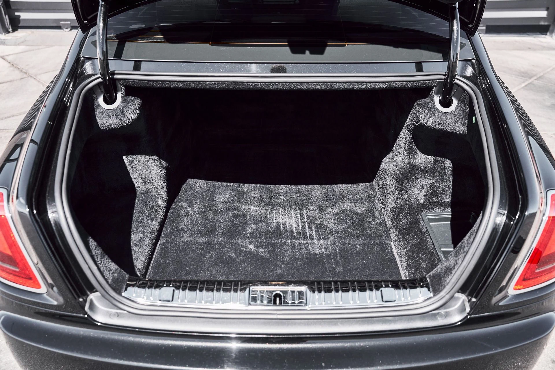 mph017_3303485560_Used_2014_Rolls_Royce_Ghost_Base_1781025940_aaee488de4